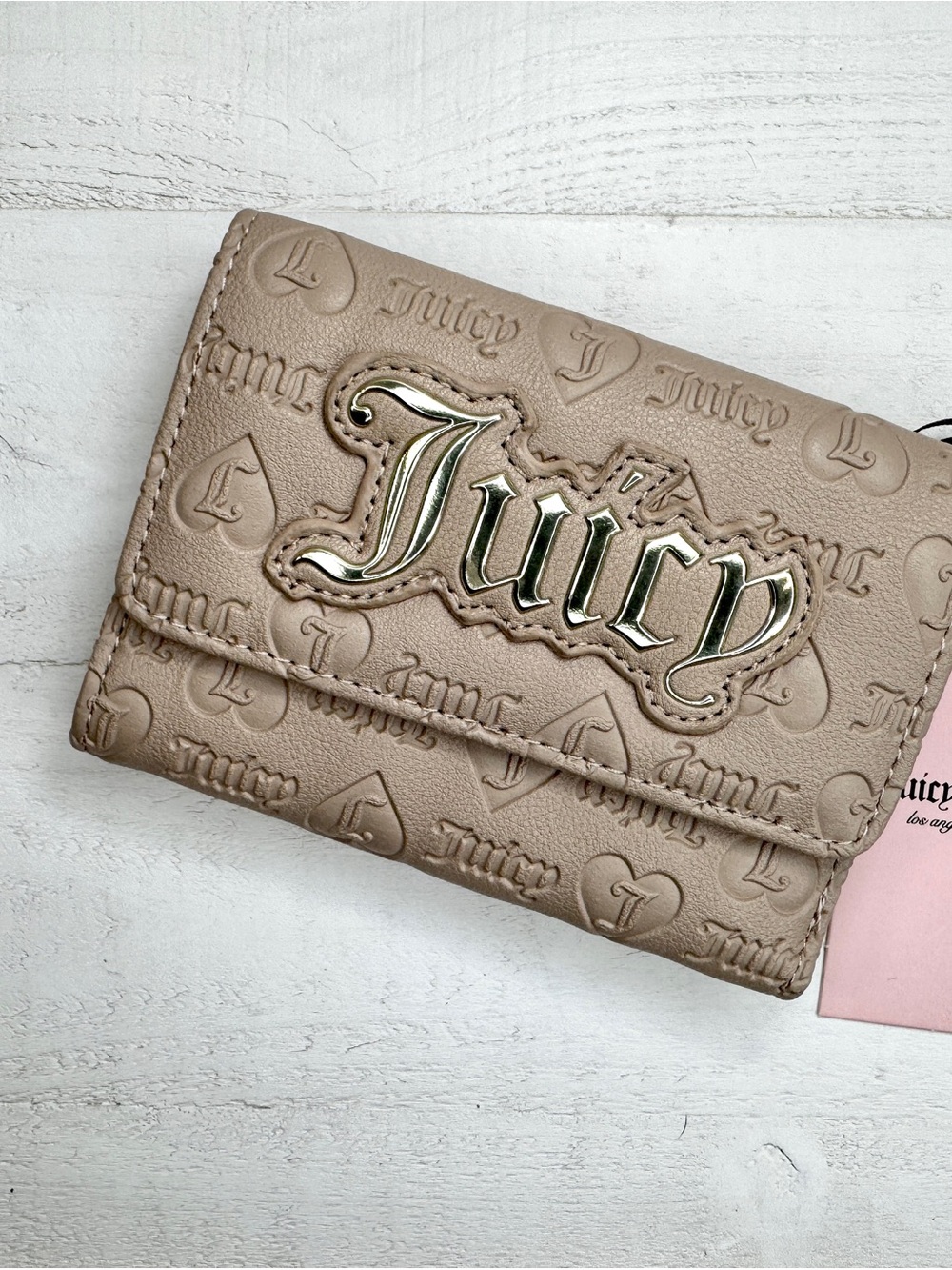 NWT Juicy Couture “Upgrade U” Trifold Wallet w/ Heart Keychain – Café Beige